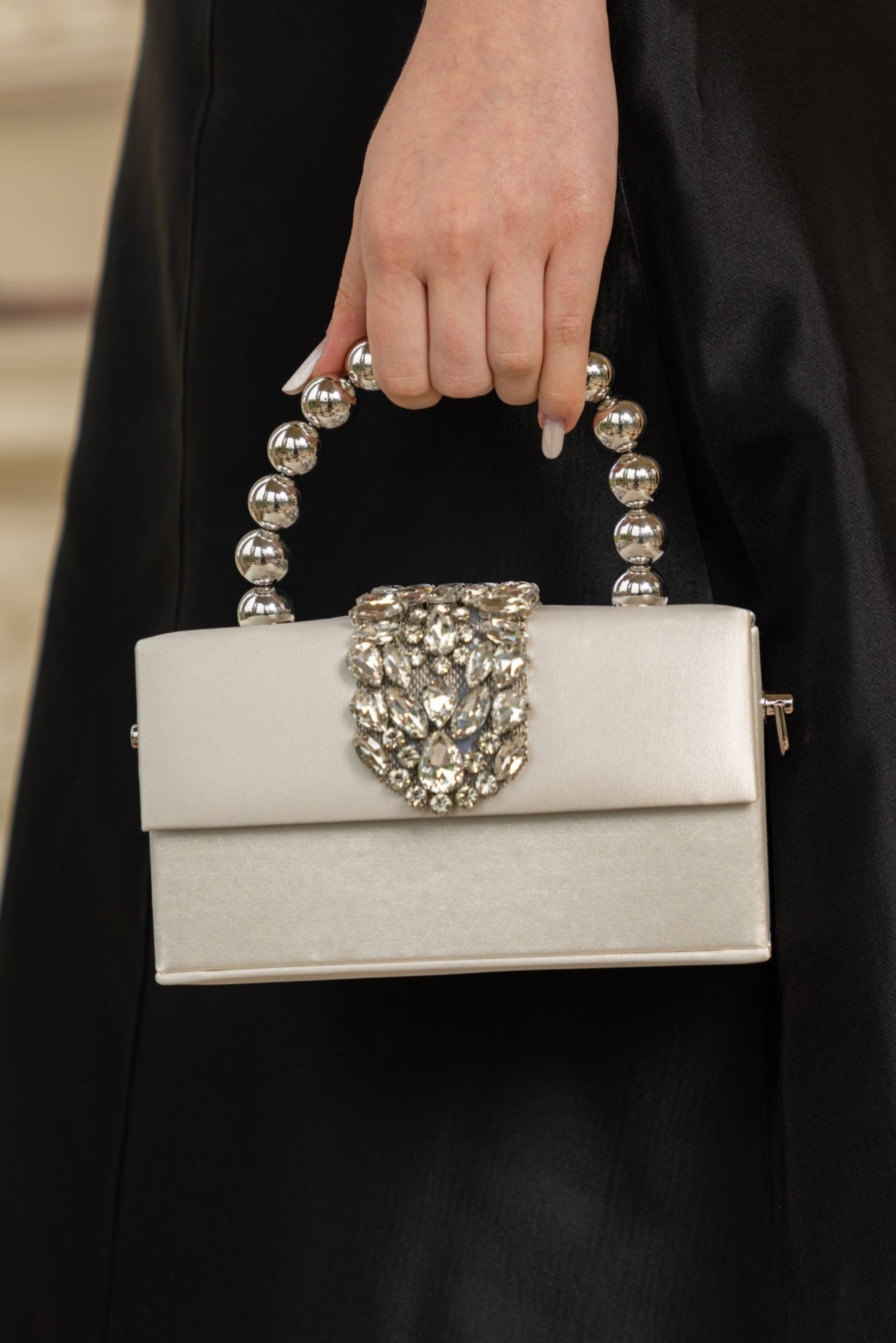 Aurelia | Clutch con Asa de Esferas y Broche de Cristales