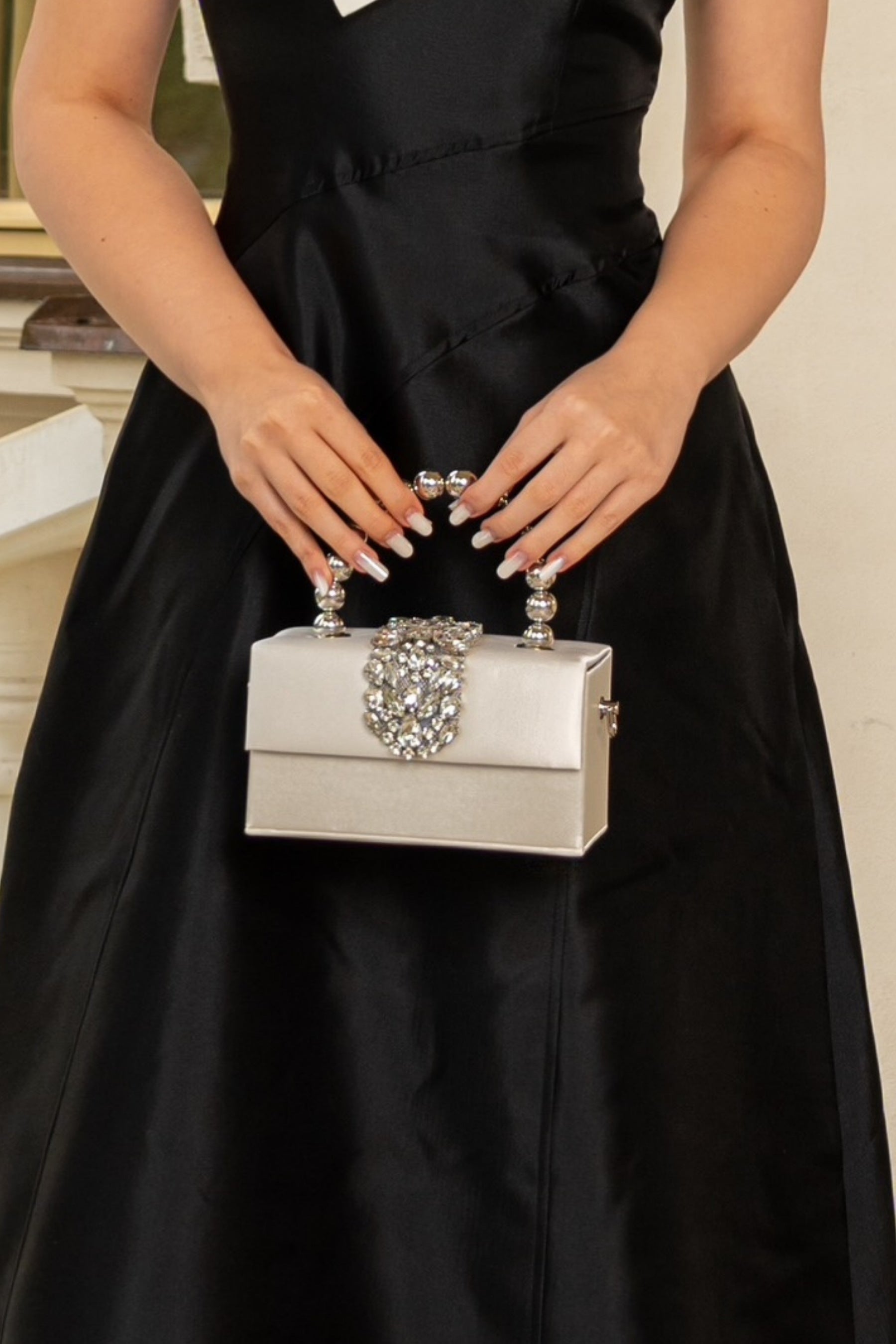 Aurelia | Clutch con Asa de Esferas y Broche de Cristales