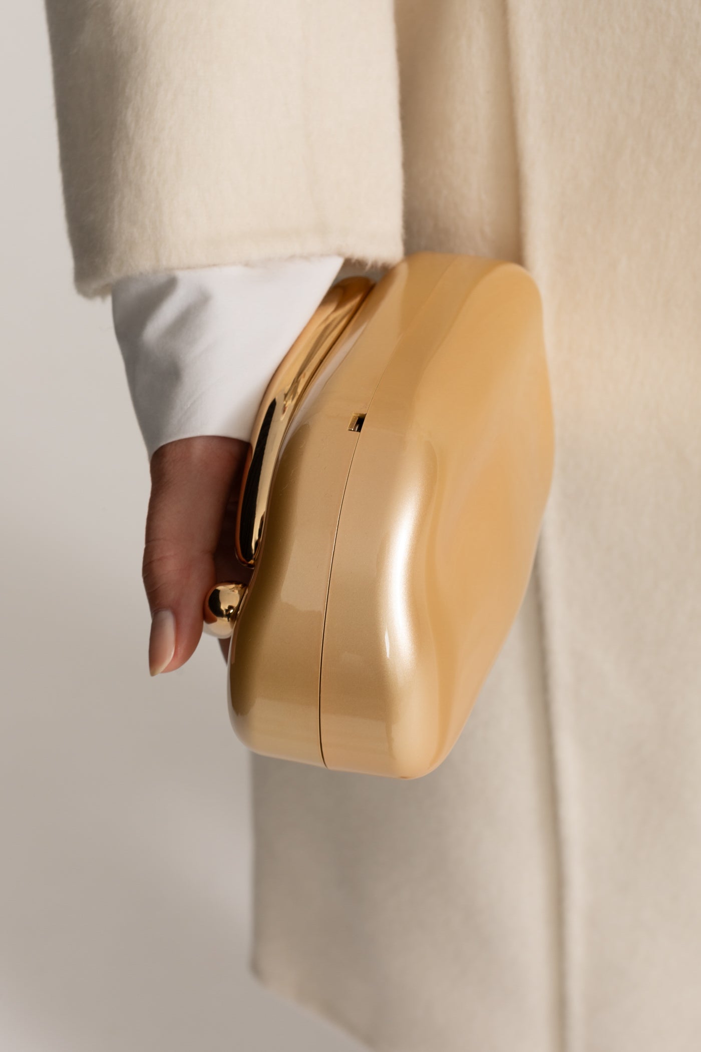 Aurea | Mini clutch con asa escultural en tono champán