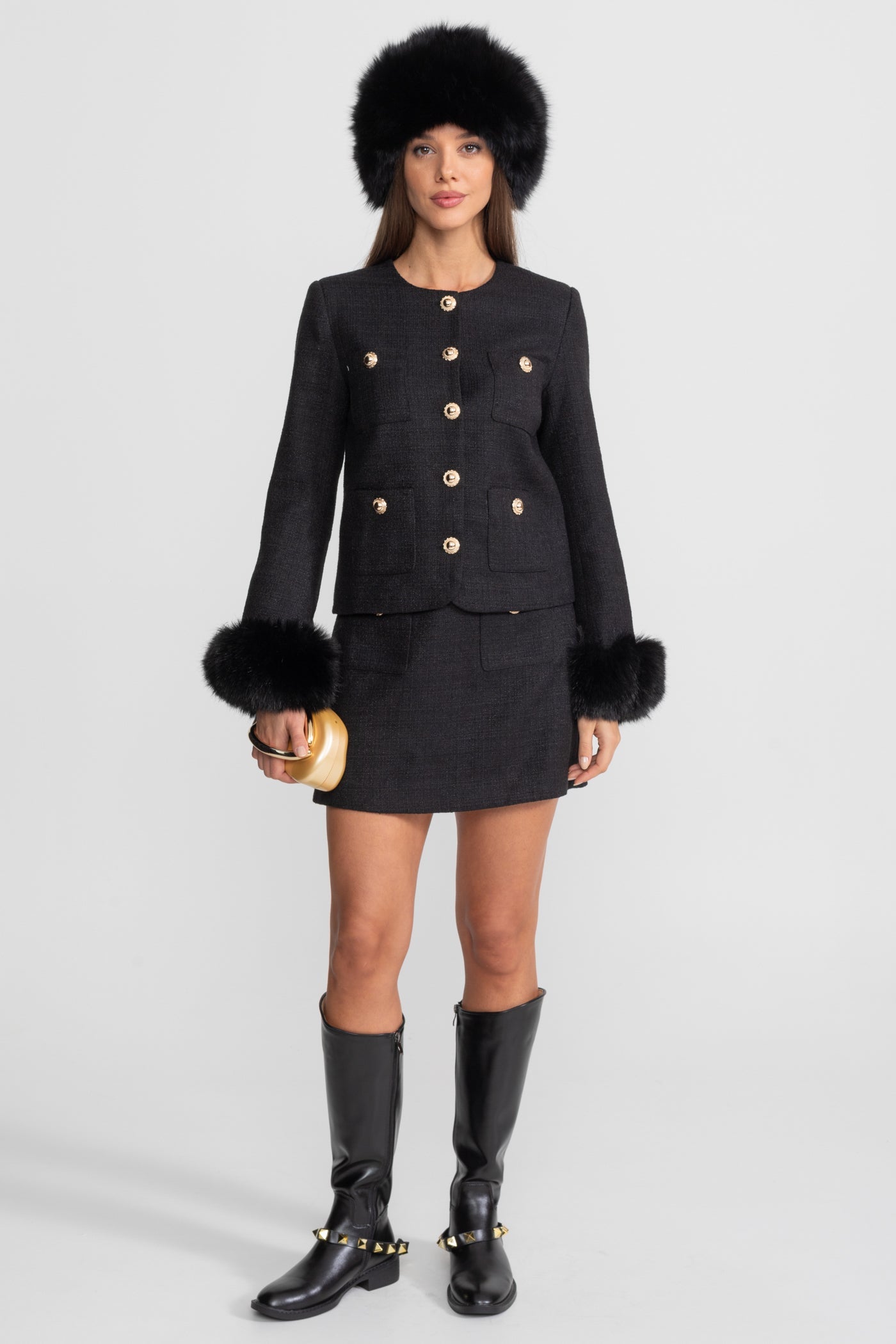 Serena | Conjunto de tweed negro con puños de pelo sintético y botones joya