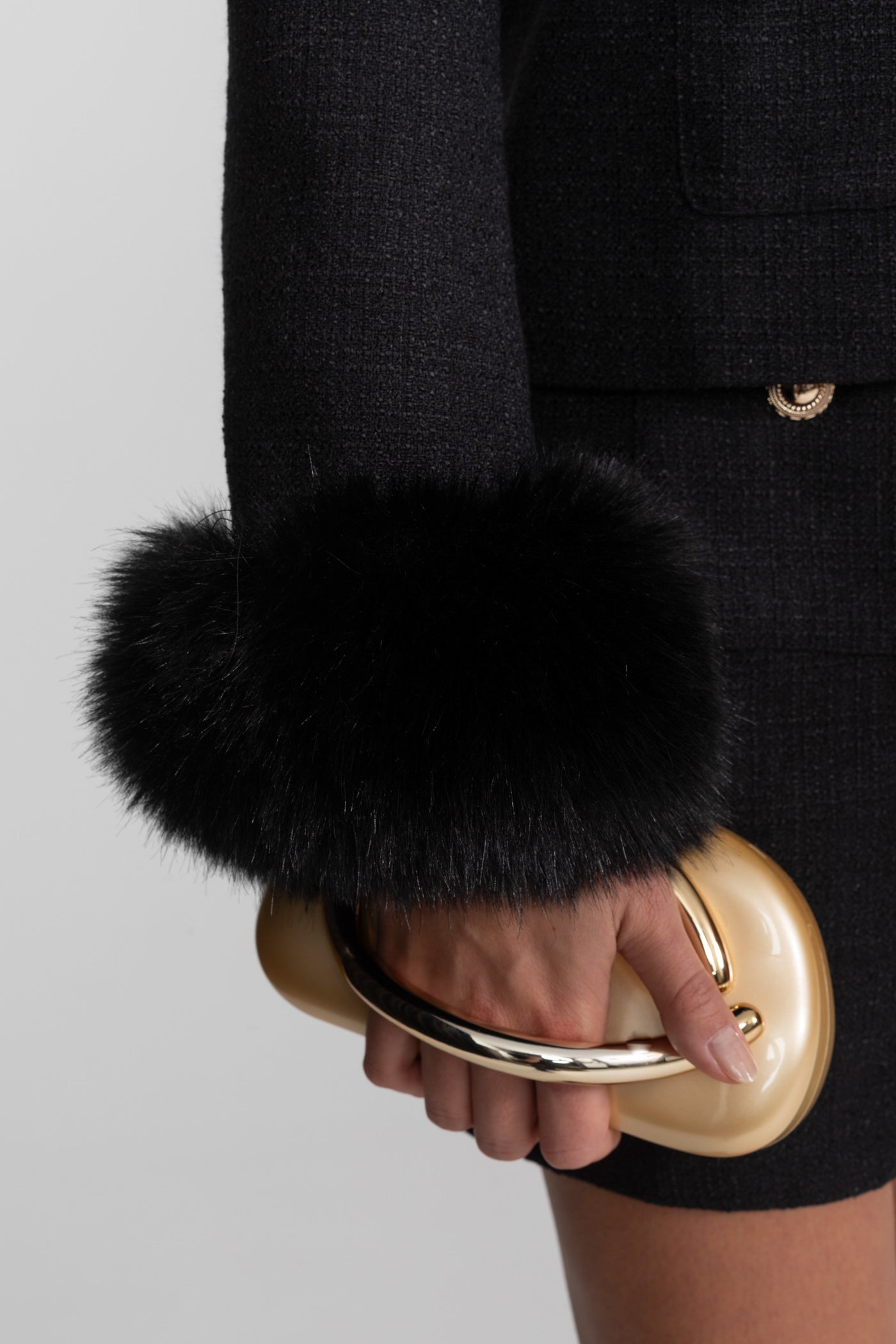 Serena | Conjunto de tweed negro con puños de pelo sintético y botones joya