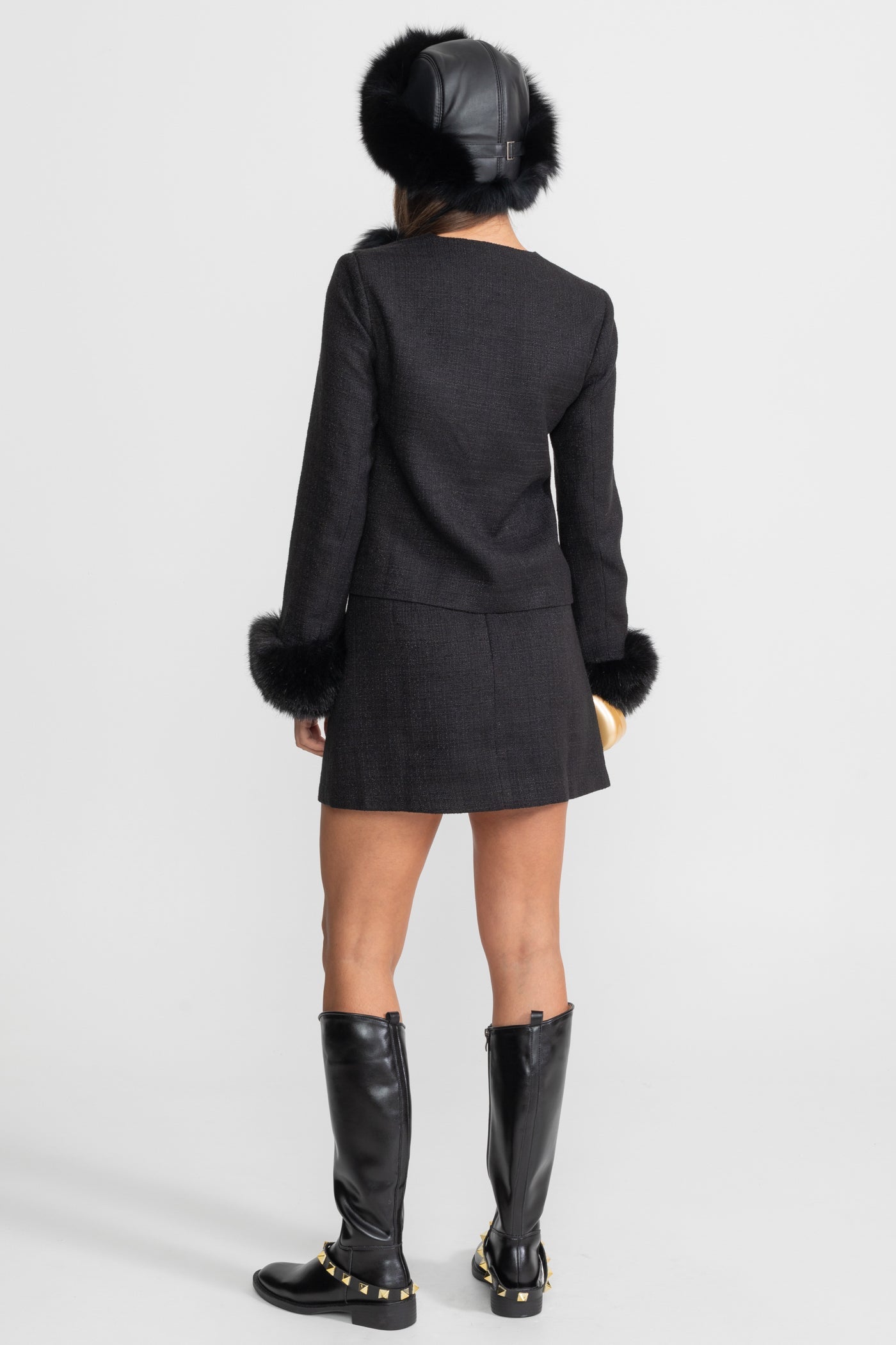 Serena | Conjunto de tweed negro con puños de pelo sintético y botones joya